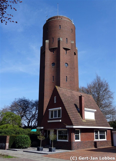 De watertoren aan de Winschoterweg met een buurhuis.
              <br/>
              Gert-Jan Lobbes, 2018